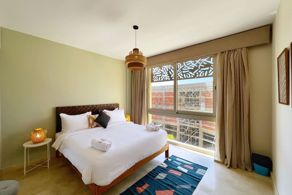 Xuru Stays I Exotic 1bdr w/ Outdoor Terrace Pool & Beach Access
