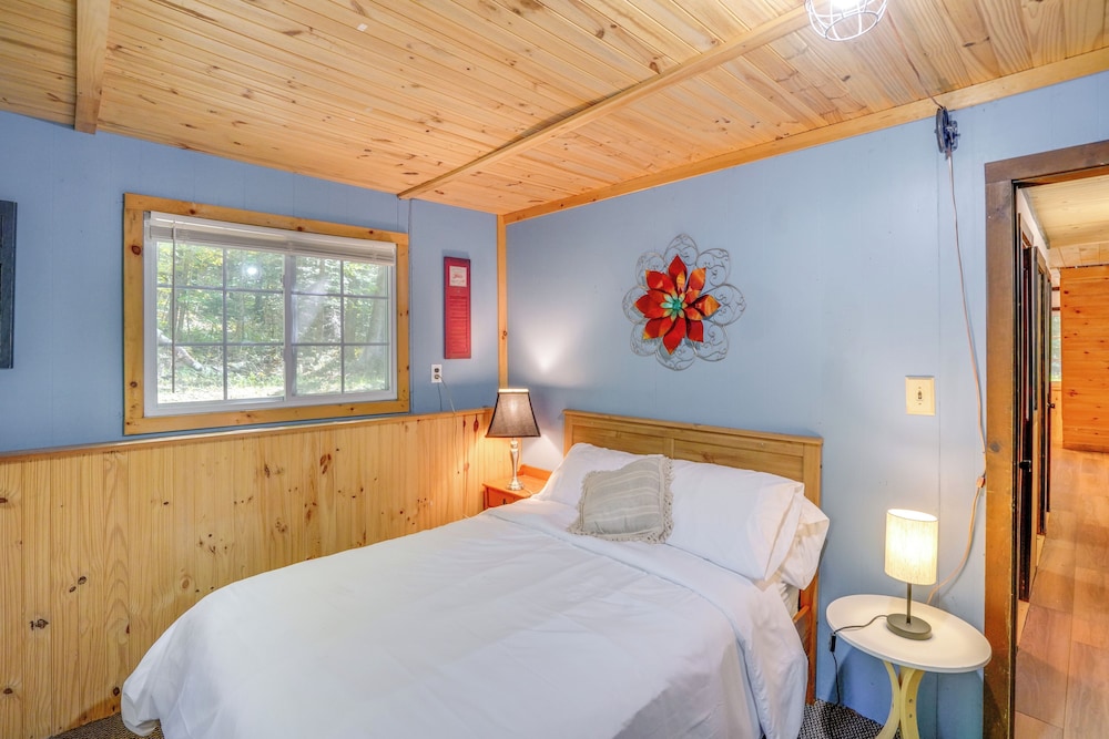 Treehouse Chalet Near Mt. Snow w/ On-site Trails!