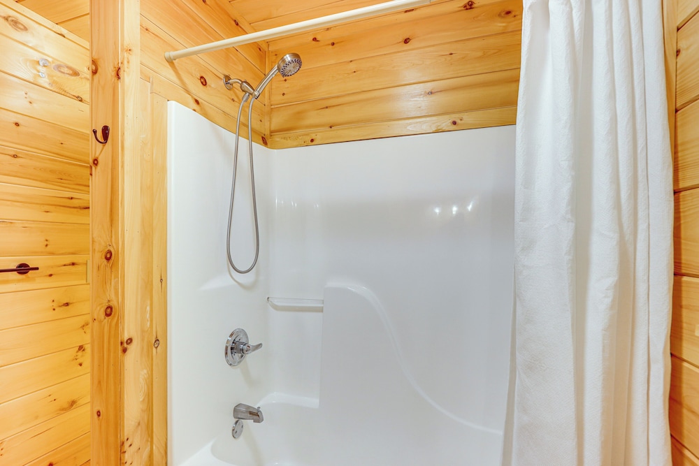 5 Mi to Dtwn Blue Ridge: Spacious Cabin w/ Hot Tub