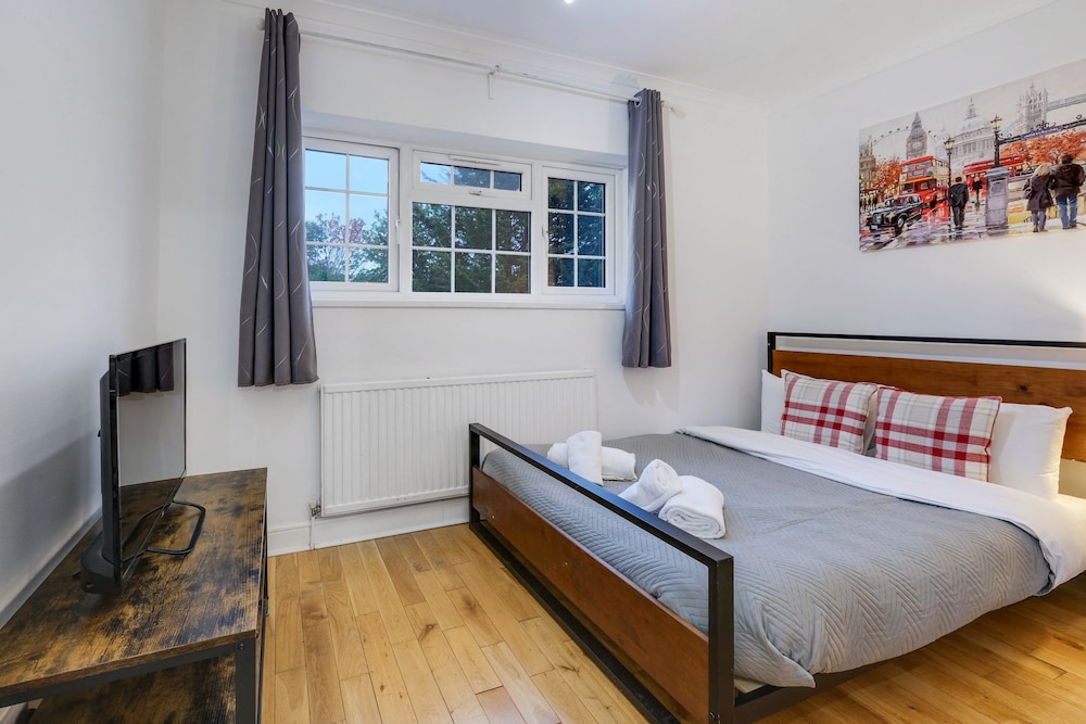 Modern 4 Bedroom Hse Garden in Feltham