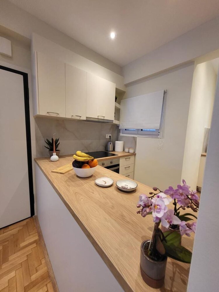 2 bd Renovated Flat at Acropolis