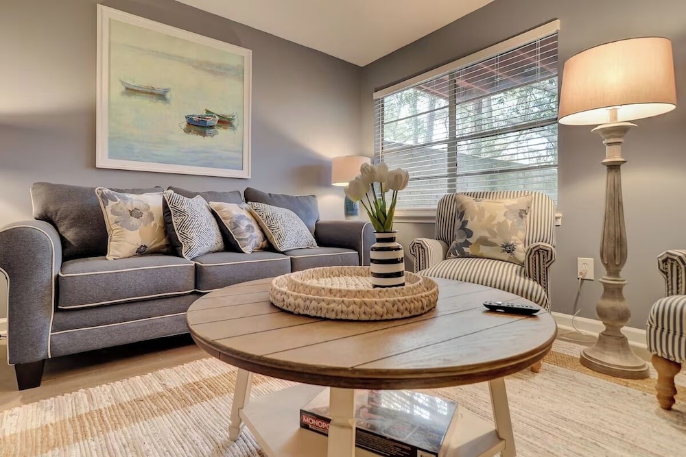 Spacious 3BR Hilton Head Getaway + Pool Access