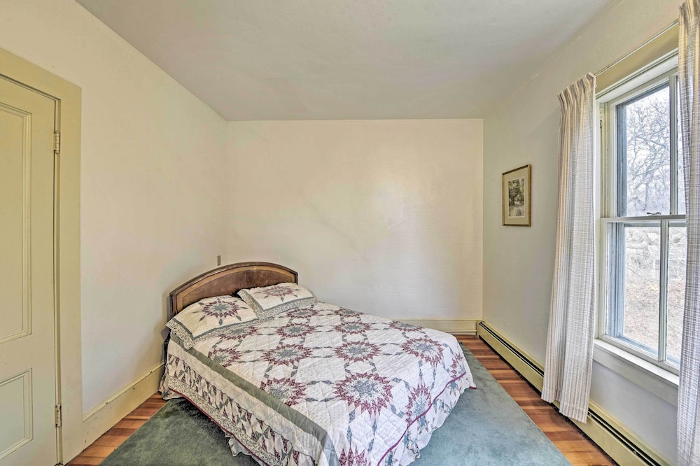 Apt on Vineyard Haven Near Nantucket Sound! view 2