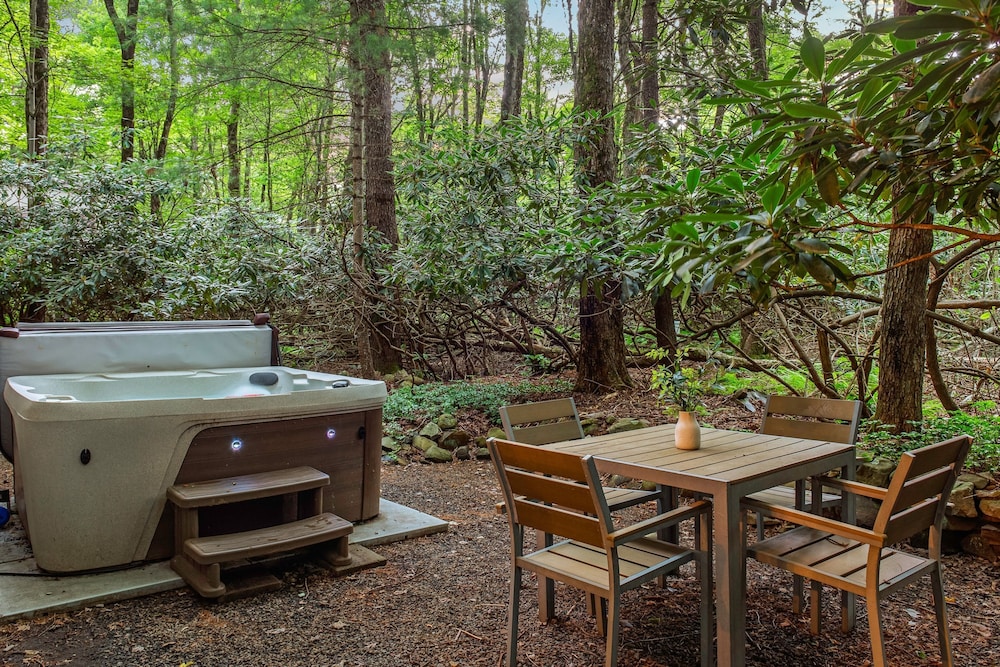The Four Seasonal by Avantstay Hot Tub Spacious Deck Fire Pit