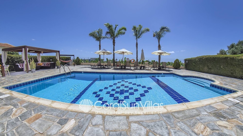 Family Villa Short Walk To Coral Bay Strip 5 Min and Pub, Shops etc