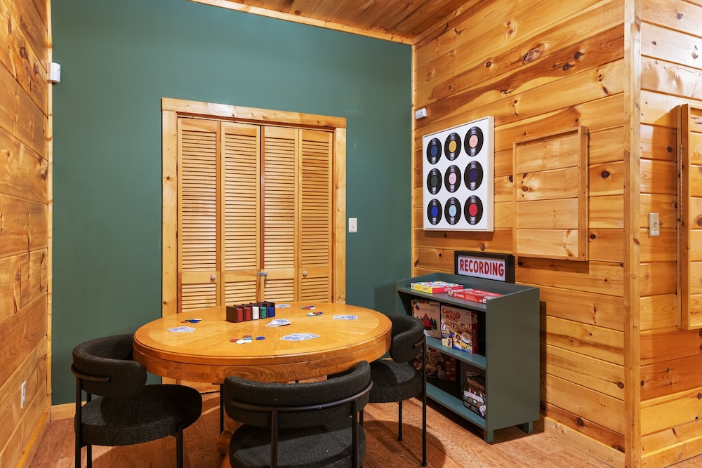 Riverbend Redesigned Cabin Hot Tub Firepit Billiards Mins to Pigeon Forge