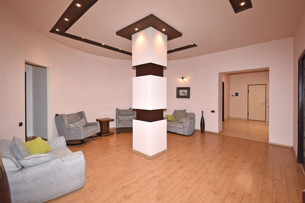 Spacious Apartment by Luxe Group TT606
