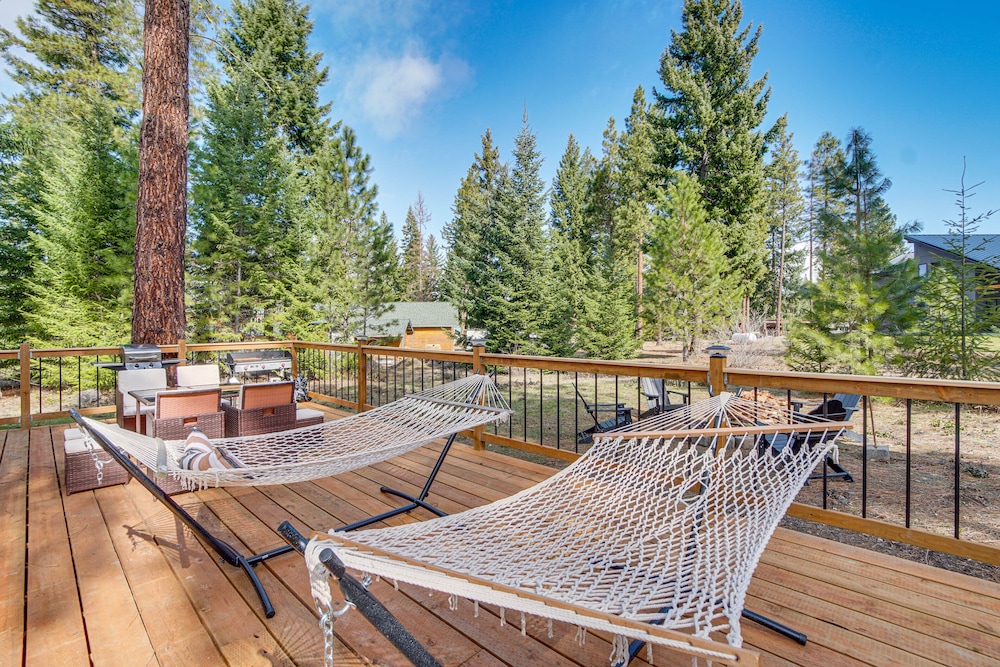 Cle Elum Cabin w/ Hot Tub, Fire Pit & Deck!