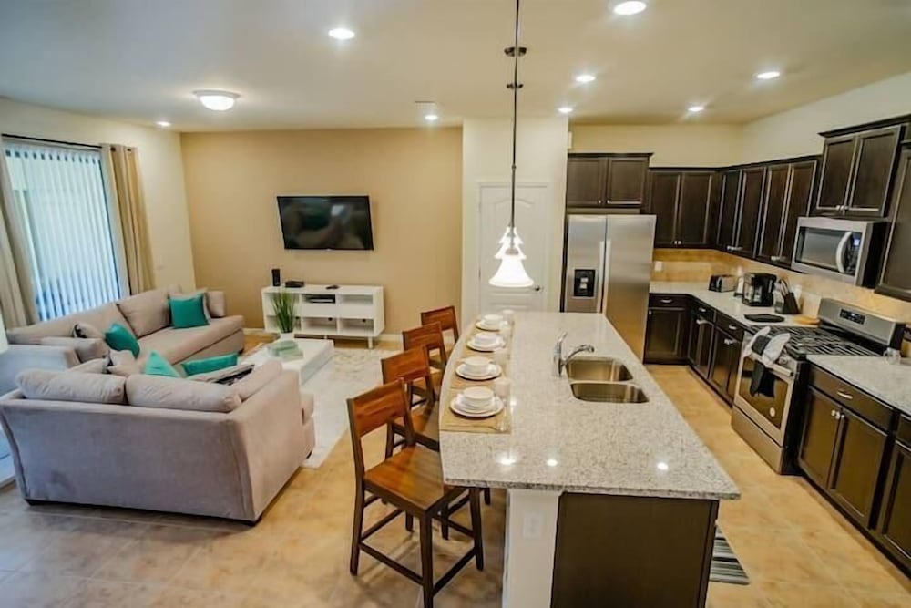 4606 TD - 5BR Townhome Marvel: Private Pool