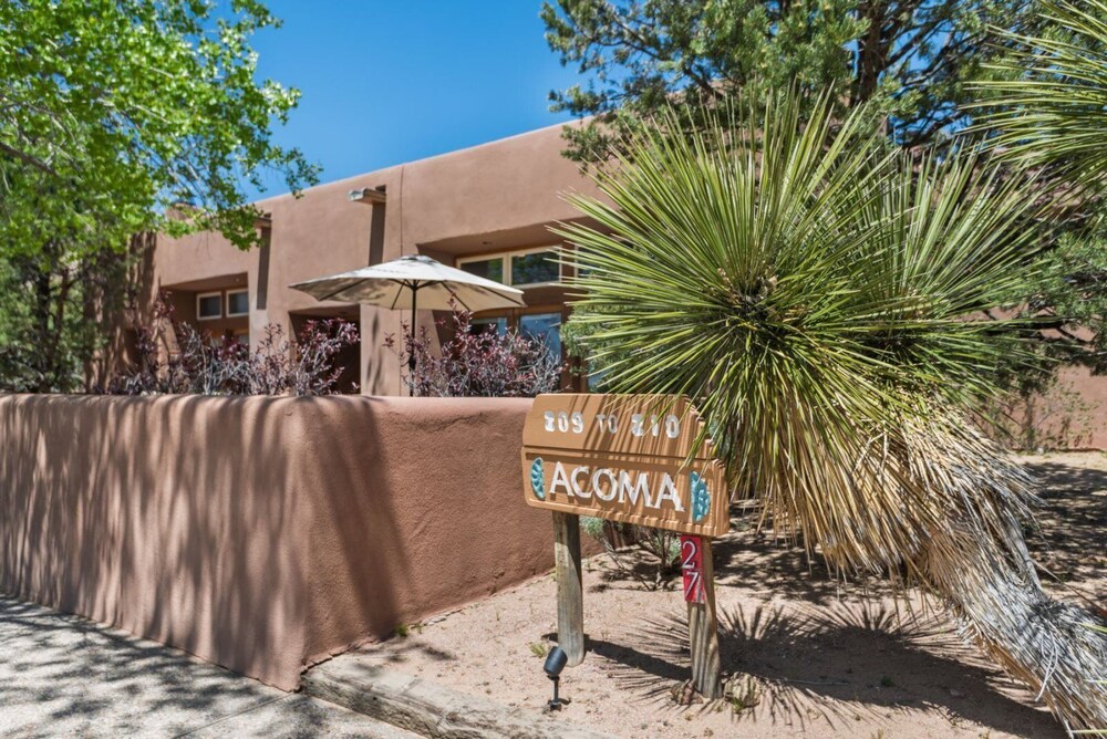 Acoma - Majestic Views, Near the Santa Fe Opera and Four Seasons in Tesuque