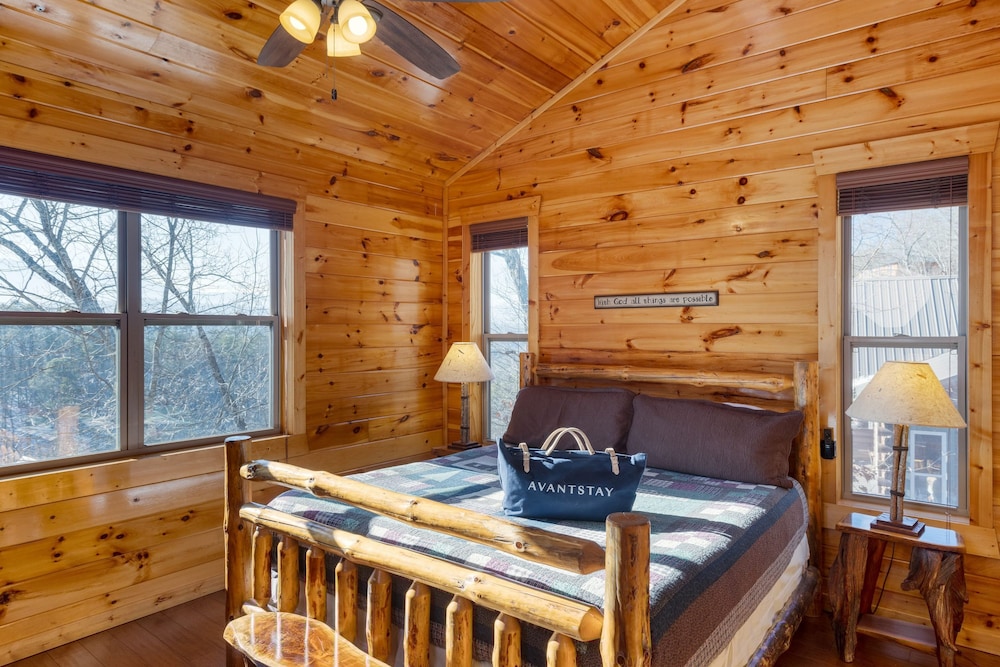 Grand View Lodge Panoramic Views Hot Tubs Game Room Theater Sleeps 56 Guests