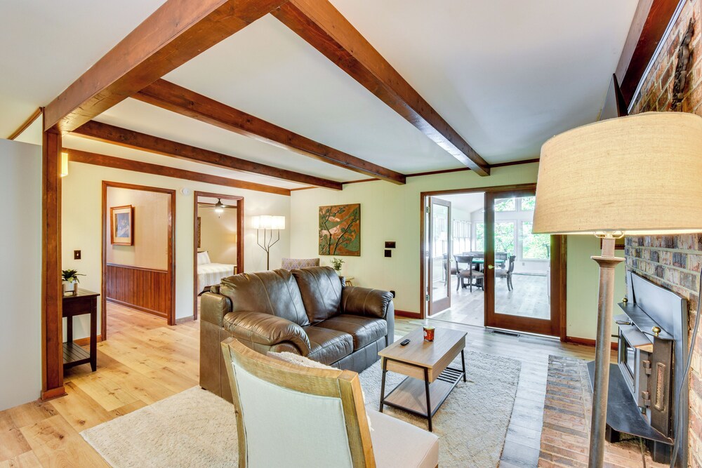 Deck & Game Room: Mountaintop Hideaway in Tiger!