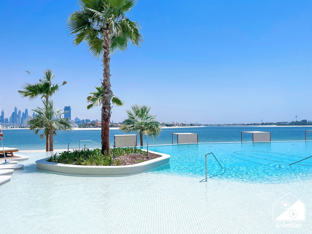 Luxury Beachfront 1BR on Palm Jumeirah & Balcony