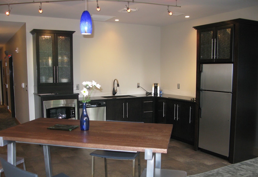 Bloomington Vacations - Suites at 118 - Property Image 4