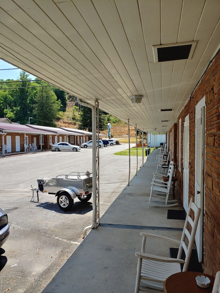 Hotel RoseWood Inn - Image 1