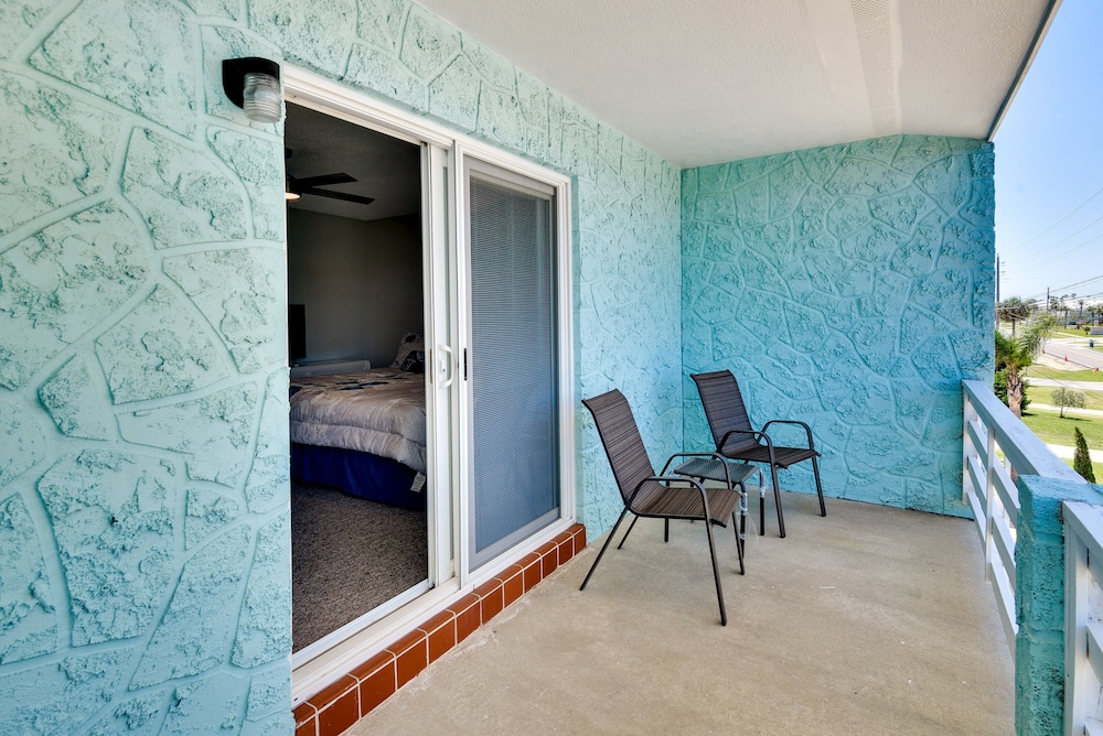 Florida Getaway - Balconies, Grill & Near Beaches!