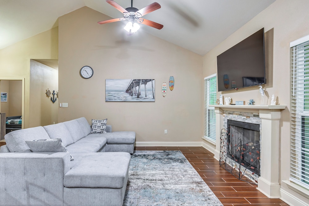 Spacious Yard! Navarre Home in Quiet Neighborhood