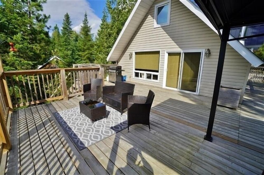 490 Lake St Peter $2100/sum Wk 3 Bedroom Cottage