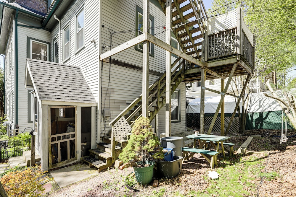 Explore Dtwn, Parks & Colleges: Cozy Worcester Apt