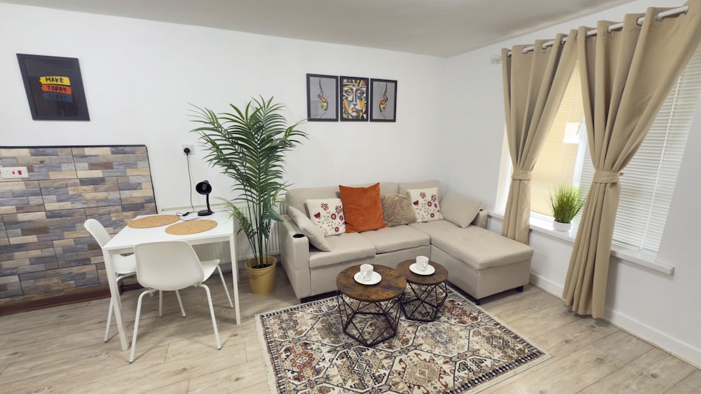 Free Parking/city Centre/long Stay/local Stores