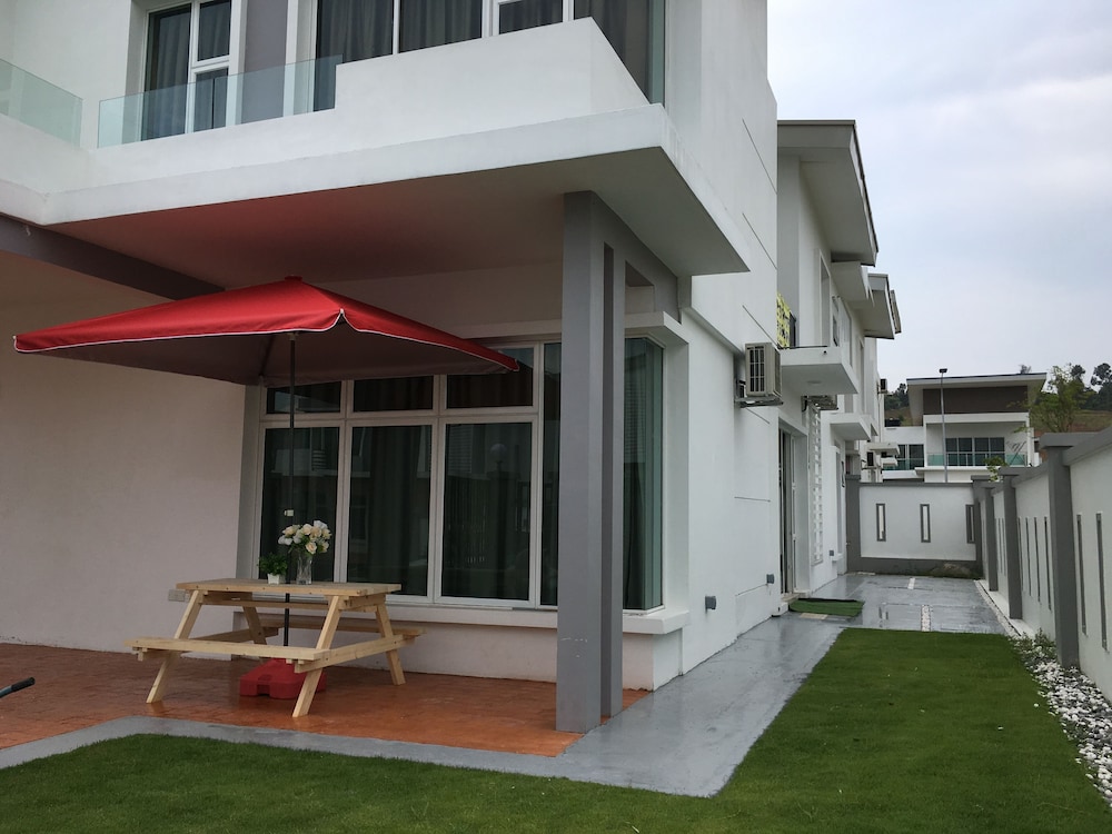 Lux Desaru Villa