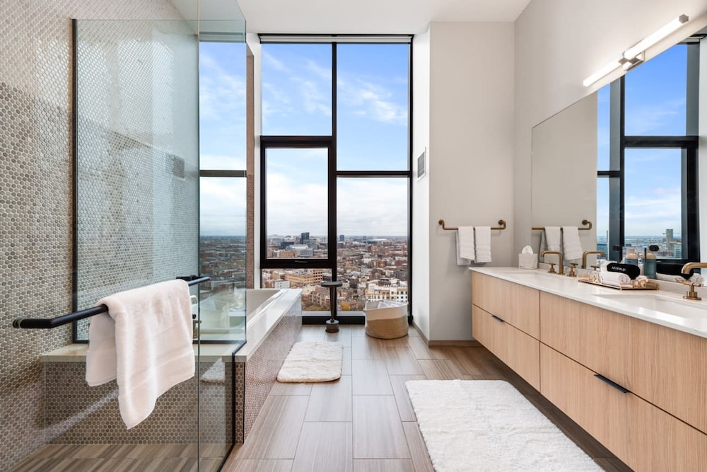 Luxury Penthouse 3BR Prime Location