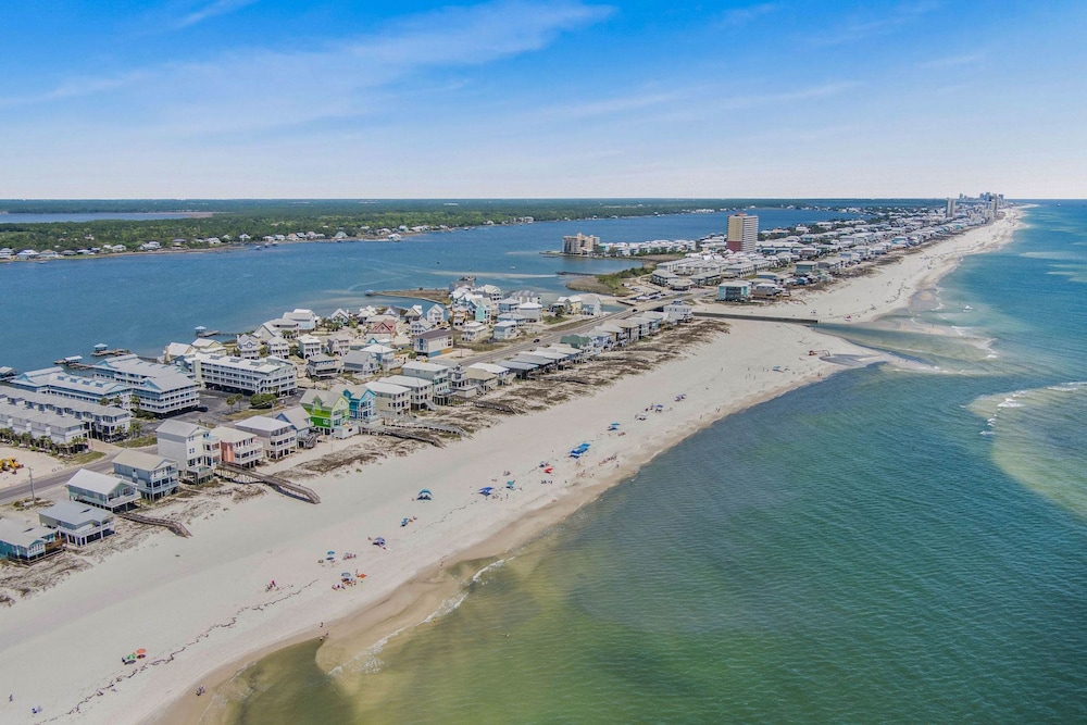 Lagoon Landing 202- Beautifully Decorated Condo With Balcony Pool Steps to Beach Lagoon