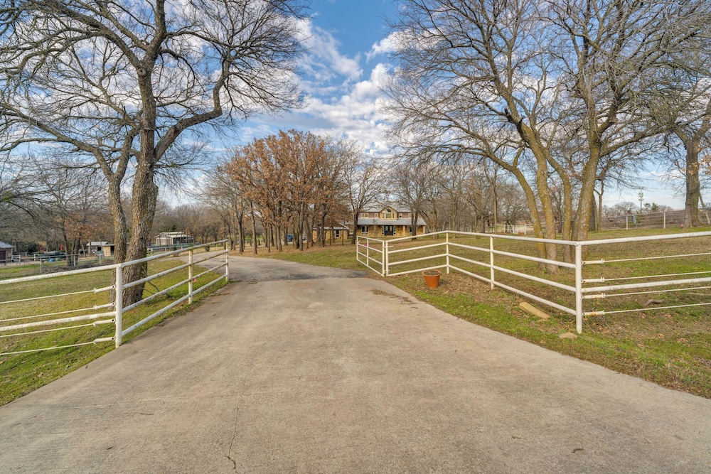 6 Mi to Lewisville Lake: Spacious Ranch Home