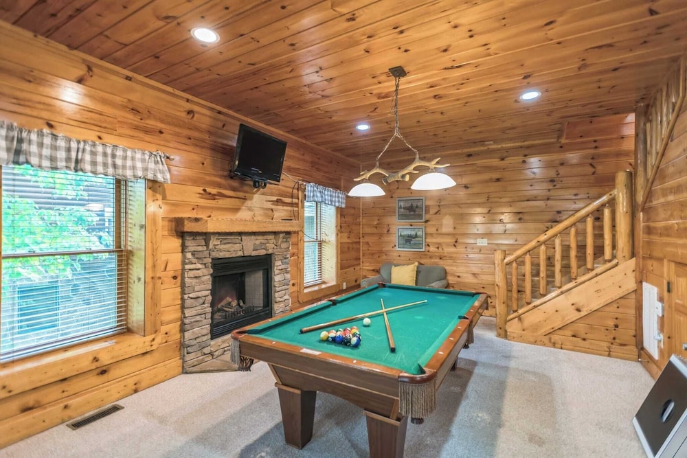 Resort Cabin w/ Hot Tub, Pool Table, Deck Views Summit View Way by Avantstay