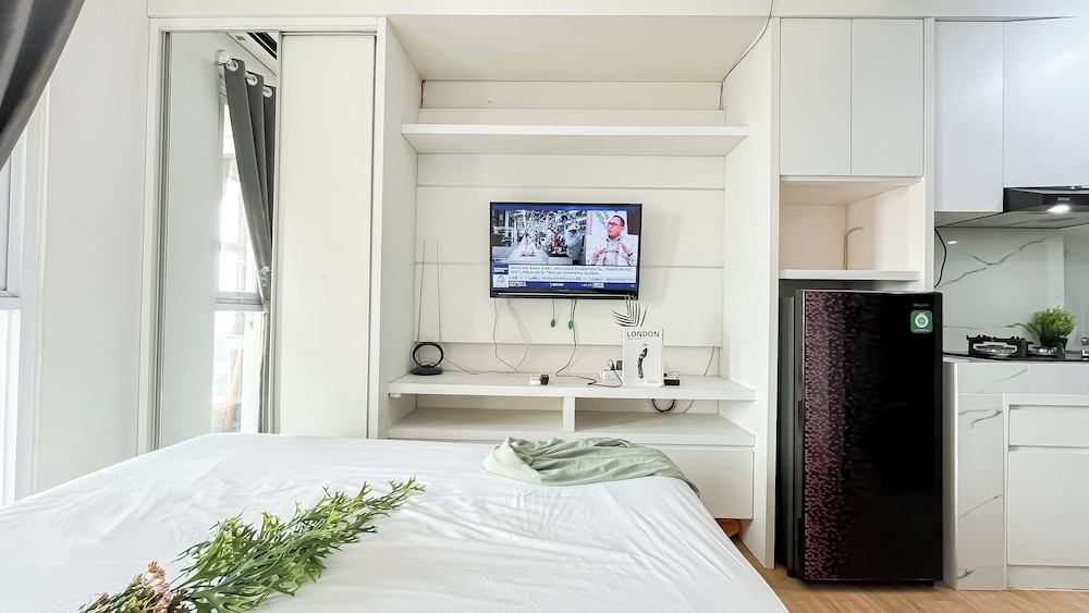 White Tone Studio At Amazana Serpong Apartment