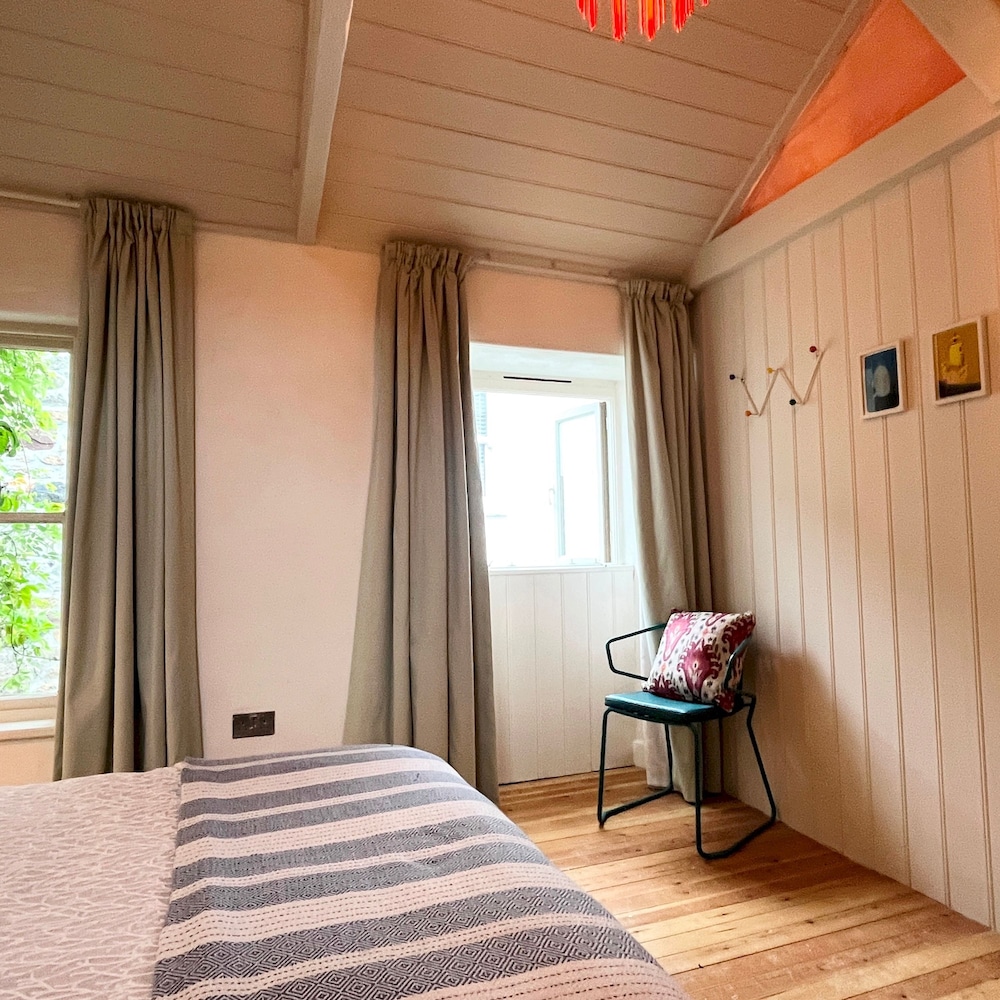 Couples Serene Oasis Newlyn view 3