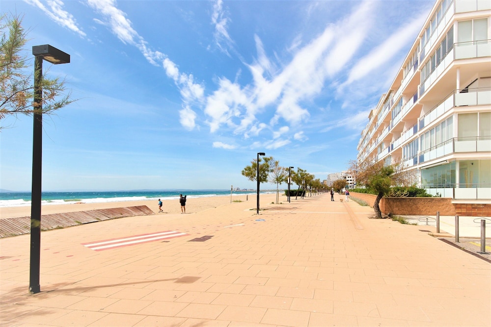 Apartment in Roses by Sta Margarita Beach