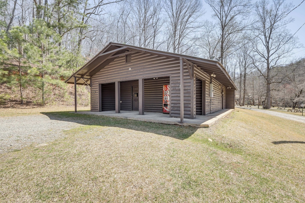 Ellijay Home 4 Mi to Dtwn: Hot Tub & Resort Perks!