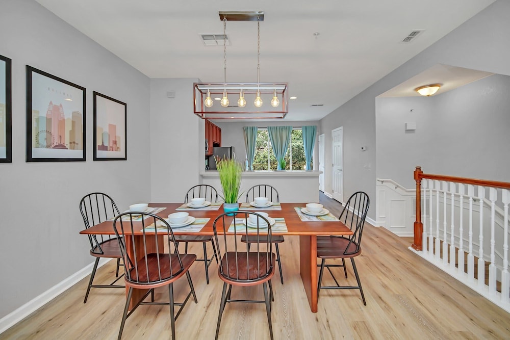 Spacious and Modern Townhome! Close to Attractions and Conventions Center! 3vc5014-10