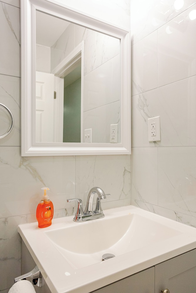 Stylish Minimalist Stay in City Center