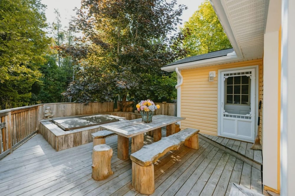 Hot Tub Waterfront Cottage - Near Sauble Beach