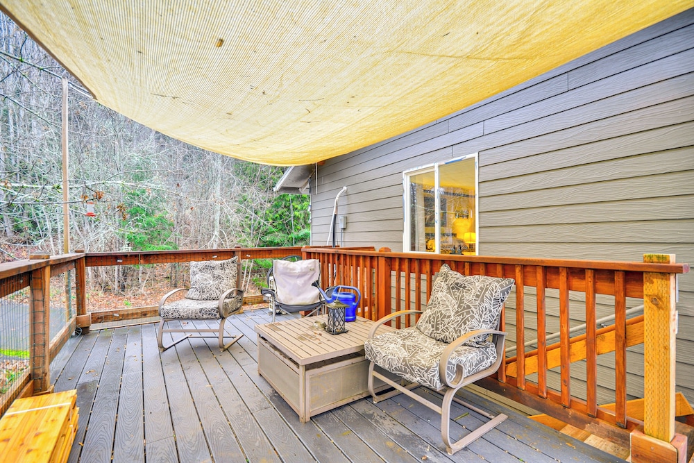 4 Mi to Sandy River Access: Studio w/ Mtn Views!