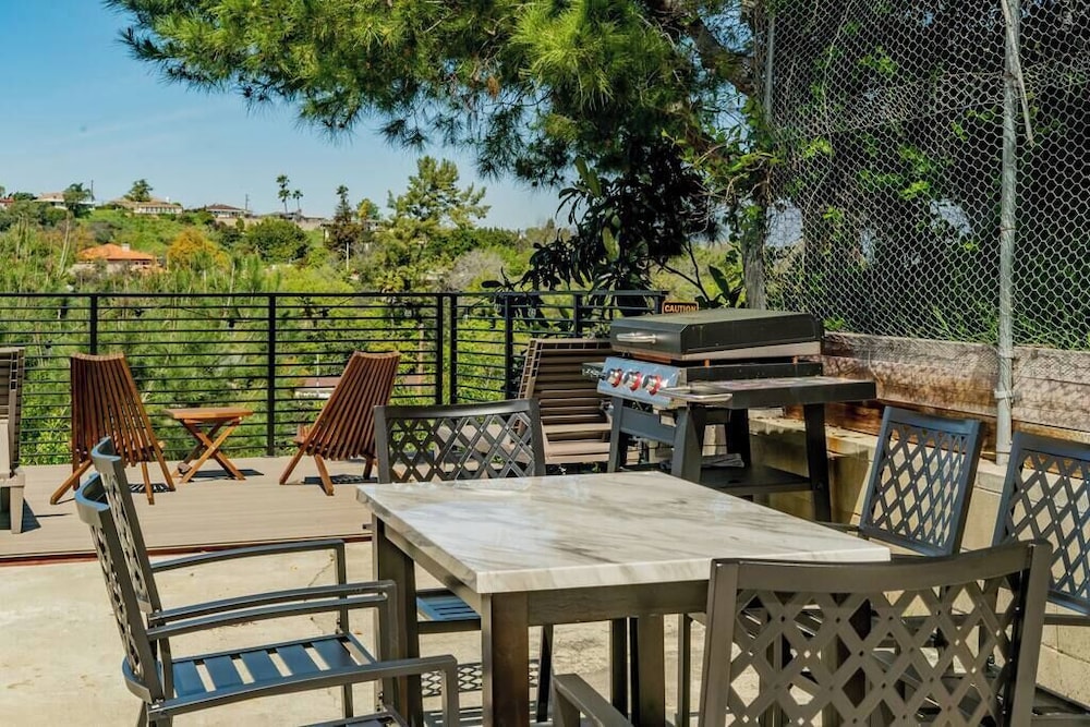 Monterey Park Retreat: Spectacular Views & Comfort