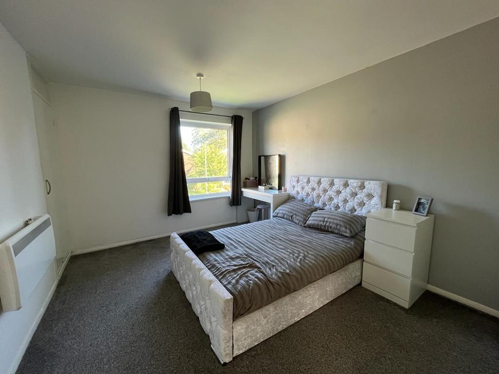 Impeccable 2-bed Apartment in Eastleigh view 2