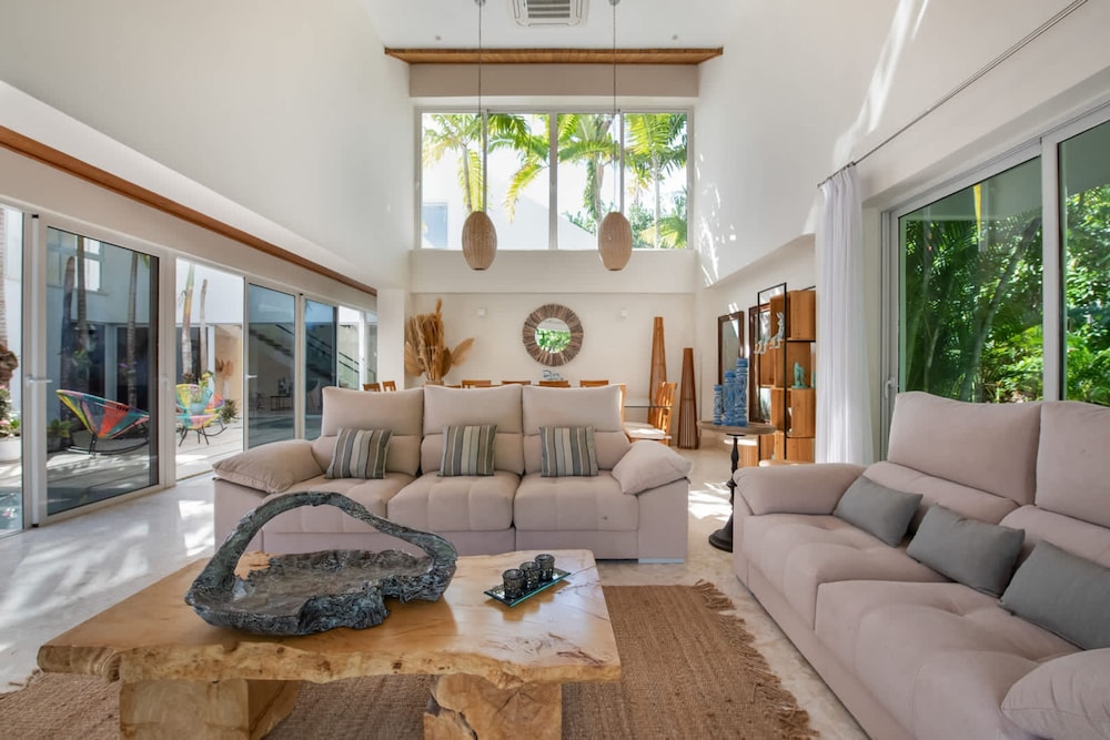 Modern Luxury 6 BR Tropical Retreat With Pool