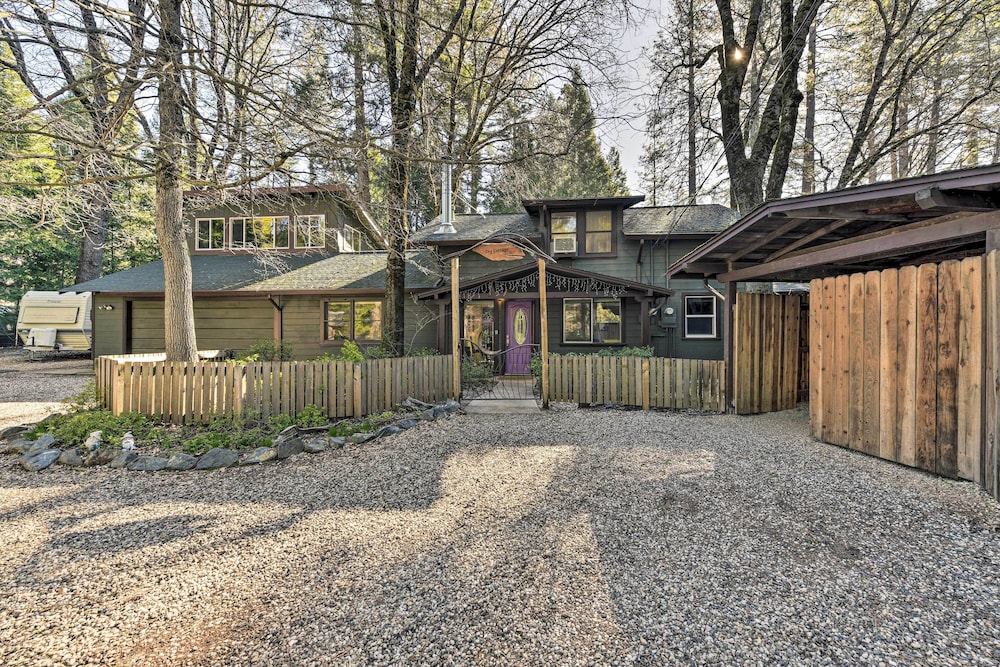 Peaceful Cottage w/ Grill & Yard in Grass Valley! view 2