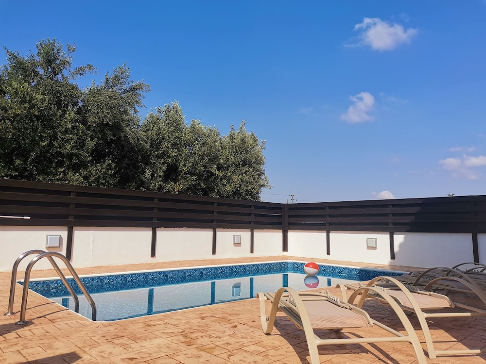 Minas Villa Pool Wifi and Close to Sirena bay