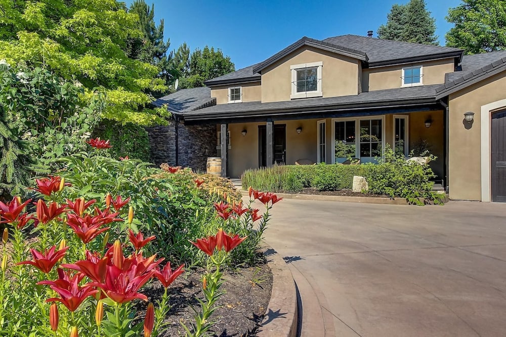 Private Luxury Oasis w Pool HT Parking-0