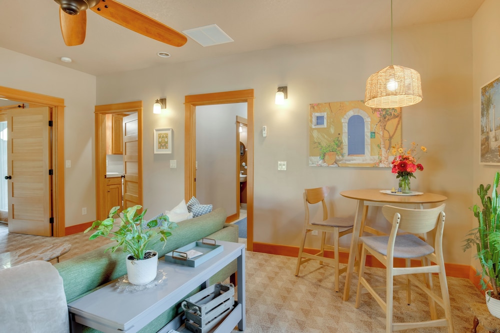 Half-mi to Scotts Mills Falls: Wine Country Apt