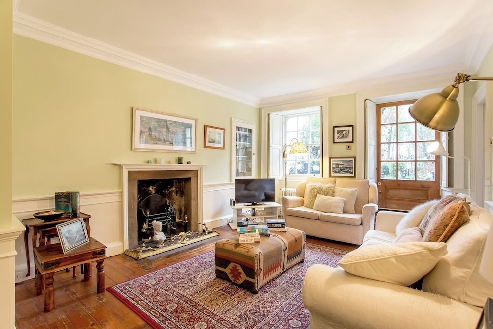 Beautiful apartment, private garden, Calton Hill