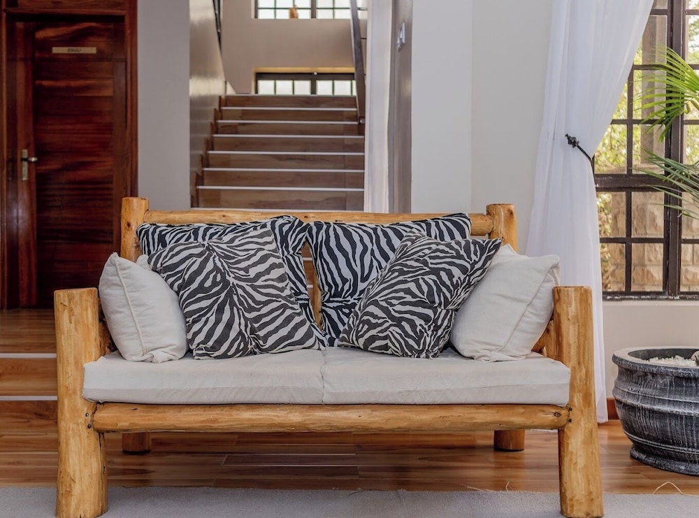 Lux Suites Enkarsis Bungalow Kisaju