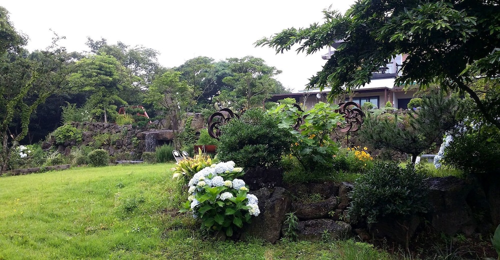 Gotjawal Geomun Oreum Pension