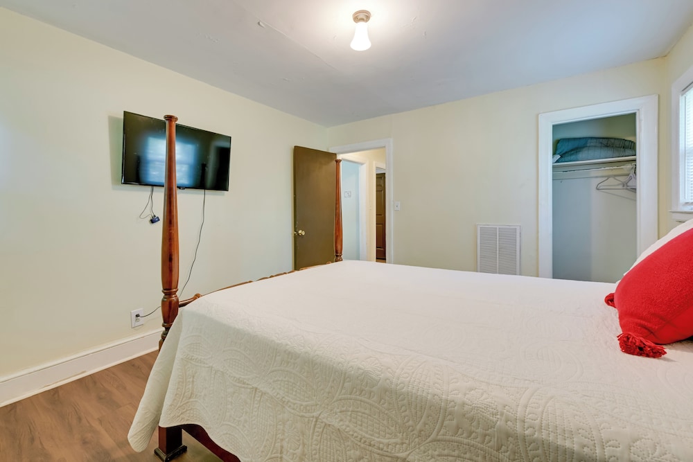 5 Mi to Uptown: Charlotte Hideaway w/ Yard