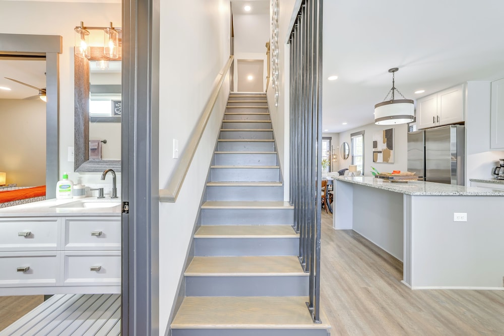 4 Mi to Liberty Bridge: Greenville Getaway w/ Deck