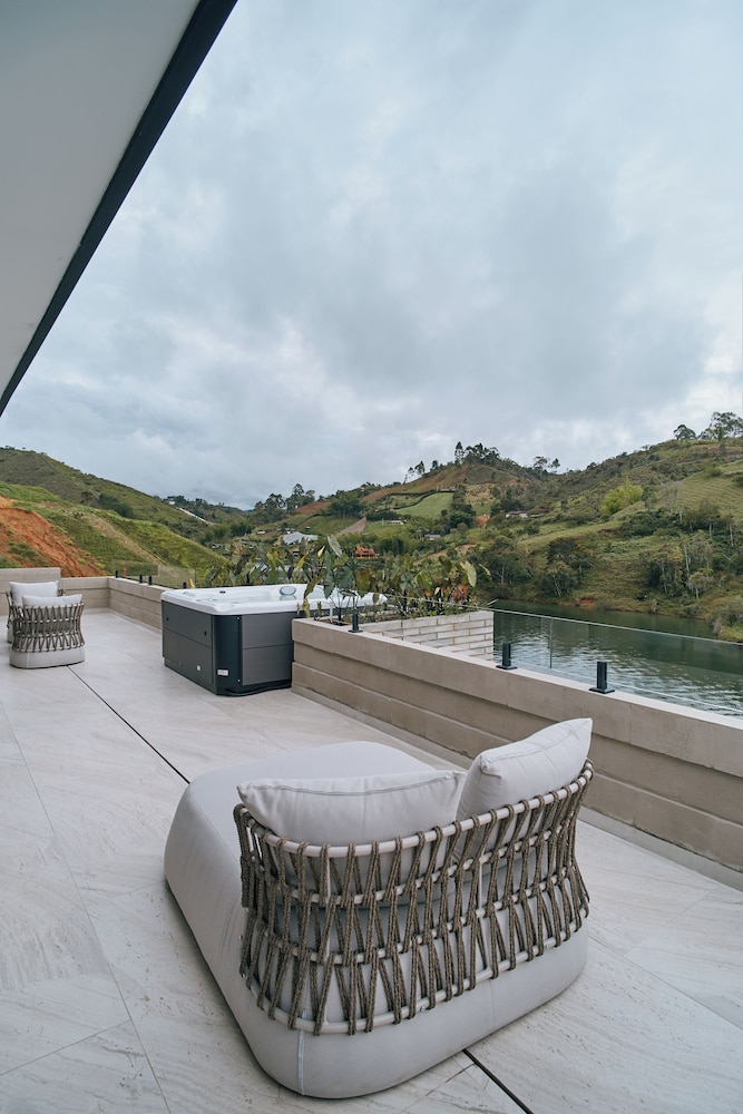 Roka Hotel